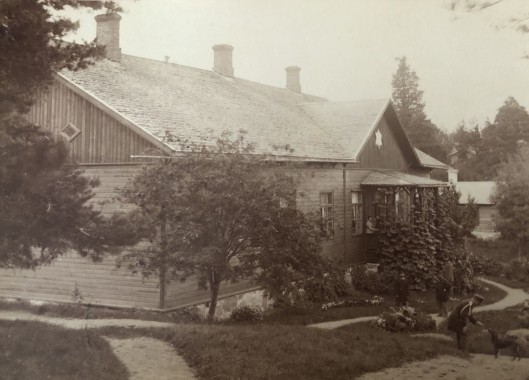 Karaktäsbyggnaden fotograferad från berget 1905. I bakgrunden syns bränneriet.