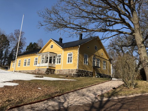 Karaktärsbyggnaden på Illby Gård. Uppförd 1878 enligt ritning av arkitekt Cawén.